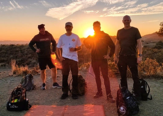 Fire disc golf-spillere ved solnedgang på banen i Mijas